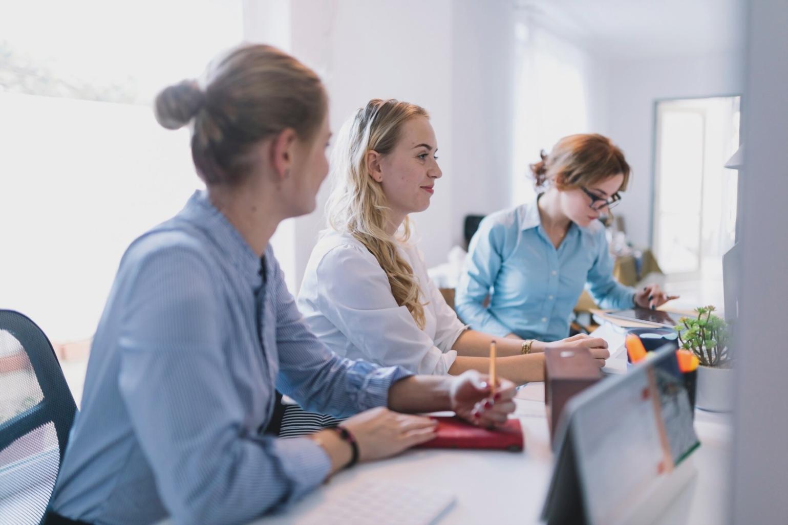 Estudiante aprendiendo con flexibilidad horaria